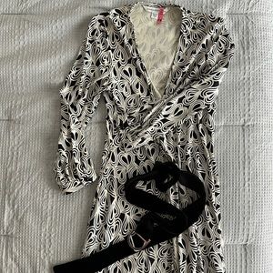 Classic wrap dress with velvet tie.